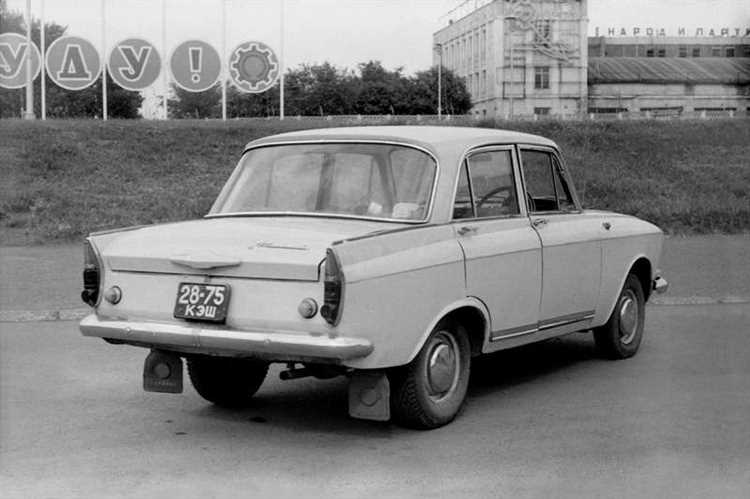 Знакомство со старинными автомобилями